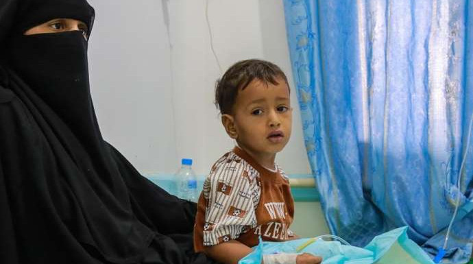 Un niño yemení, con su madre en un hospital