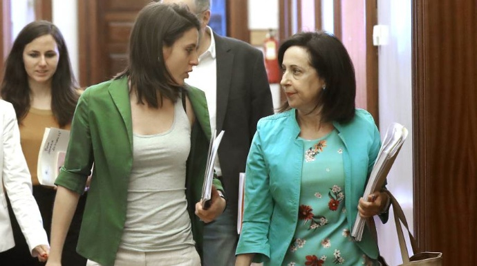 Irene Montero y Margarita Robles, en el Congreso.
