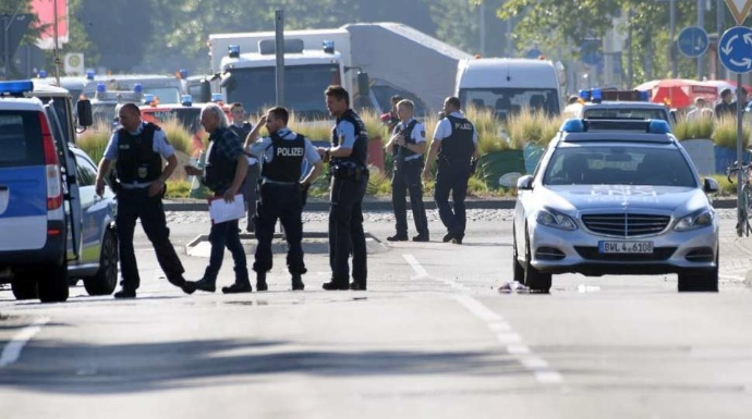 Agentes de la Policía alemana investigan en el lugar del tiroteo.