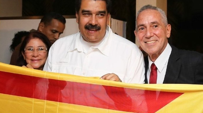 Maduro, uno de los contados defensores del 'procés' en el mundo, posa con una estelada