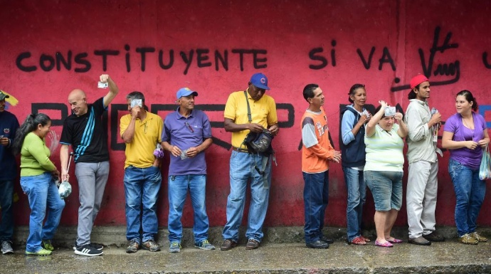 Venezolanos, este domingo, esperando a votar.