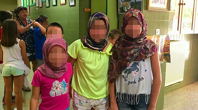 Varias niñas con el velo islámico ya en la cabeza.