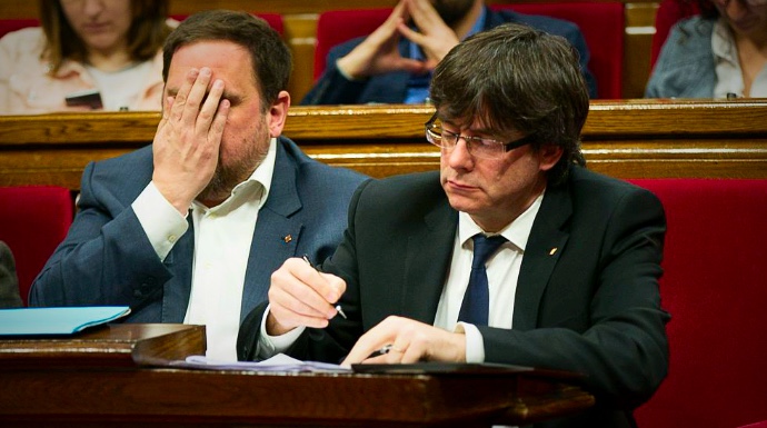 Oriol Junqueras y Carlos Puigdemont, en el parlamento catalán.