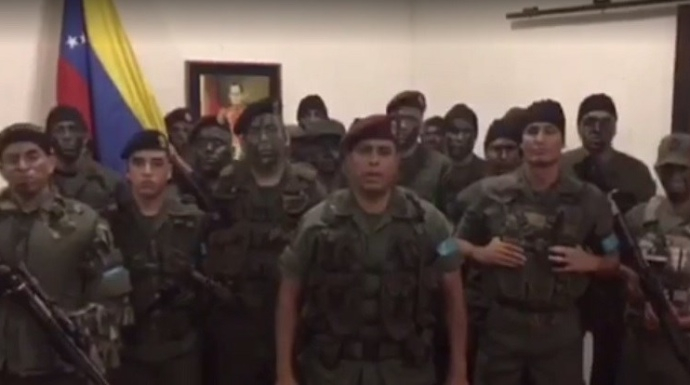 El grupo de militares sublevados contra Maduro.