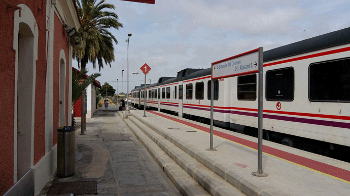 Un tren diésel de cercanías en la estación de Torrellano