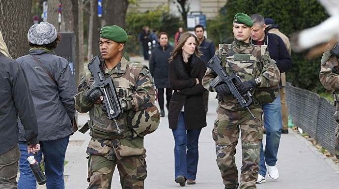 Militares patrullan las calles de París.