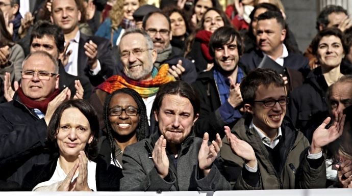 Parte de los diputados de Podemos, en una imagen en el exterior del Congreso.