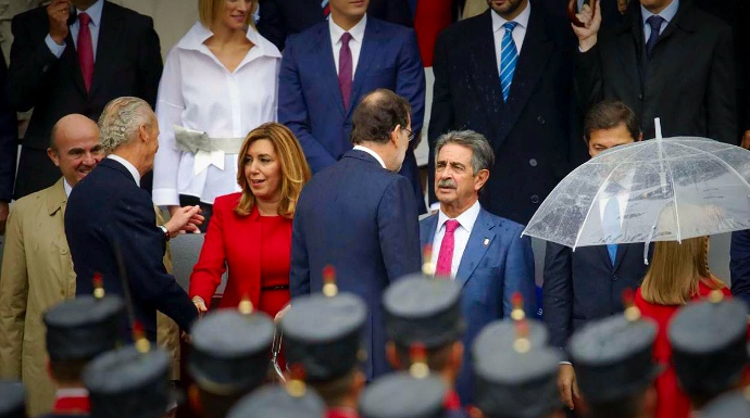 Mariano Rajoy saluda a Miguel Ángel Revilla el día de las Fuerzas Armadas.