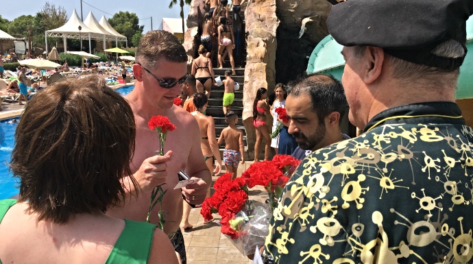 Un turista recibe flores y abrazos.