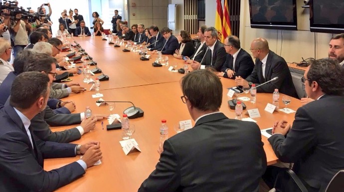 Reunión del gabinete de crisis con Rajoy, Puigdemont y Colau.
