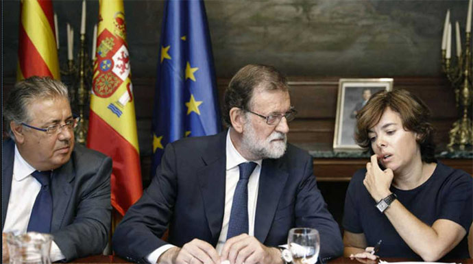 Rajoy flanqueado por Sáenz de Santamaría y Zoido.