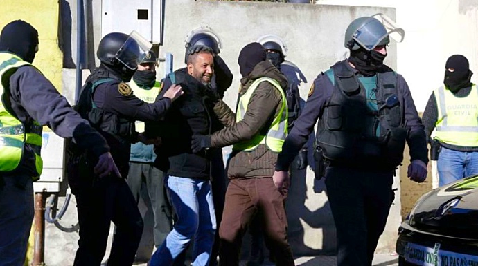 Un terrorista yihadista ríe mientras es detenido por la Policía.