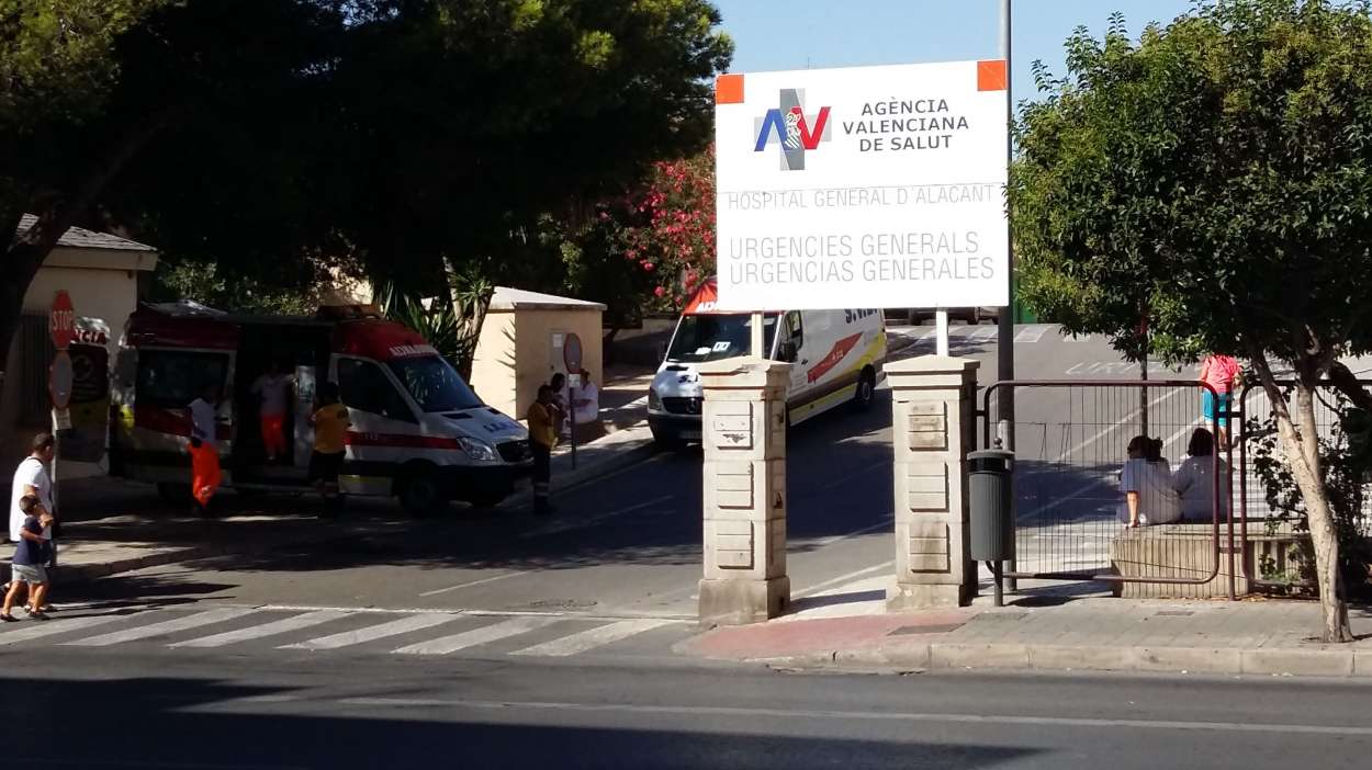 Una unidad del SAMU en la entrada de Urgencias al Hospital General de Alicante