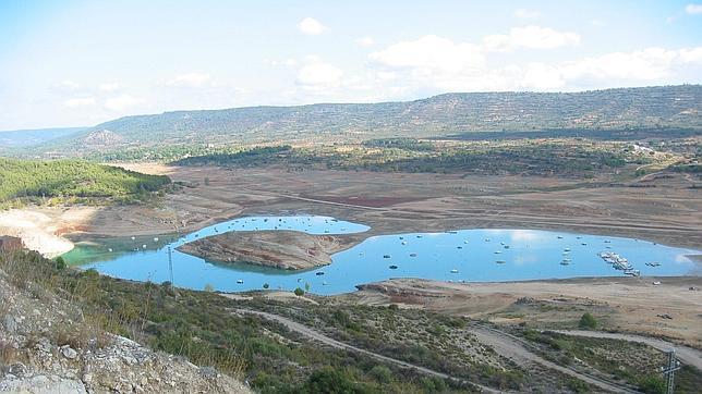 El lamentable estado de sequía que sufre el pantano de cabecera de Entrepeñas.