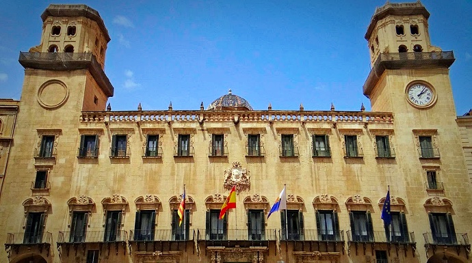 Imagen de la fachada del Ayuntamiento de Alicante.