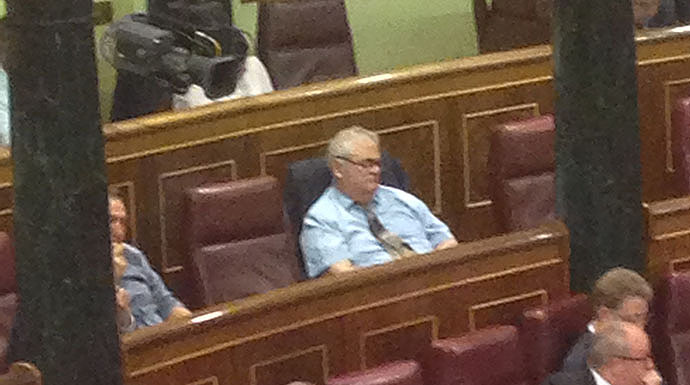 Feliu Guillaumes duerme plácidamente durante el Pleno.