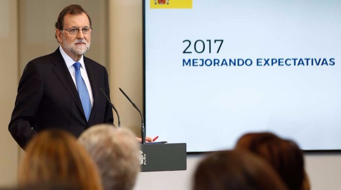 Mariano Rajoy con los PGE 2017, que no mejoraron las expectativas valencianas