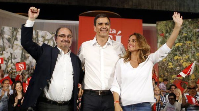 Pedro Sánchez, escoltado por Javier Lambán y Susana Sumelzo.