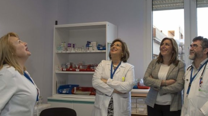 La presidenta andaluza, Susana Díaz, en una visita a un hospital público.