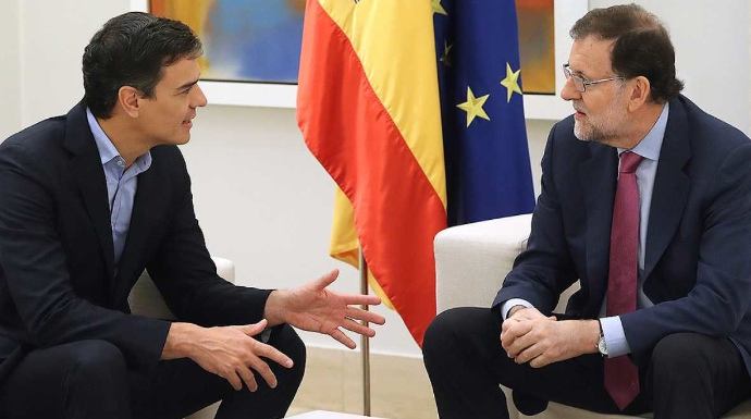 Rajoy y Sánchez, reunidos en La Moncloa para abordar el desafío independentista.