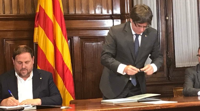 Puigdemont y Junqueras, en el momento de firmar el decreto de convocatoria del 1-O.