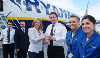 Ryanair ofrece empleo en Valencia y Alicante. Contrato de 3 años para azafato/a 