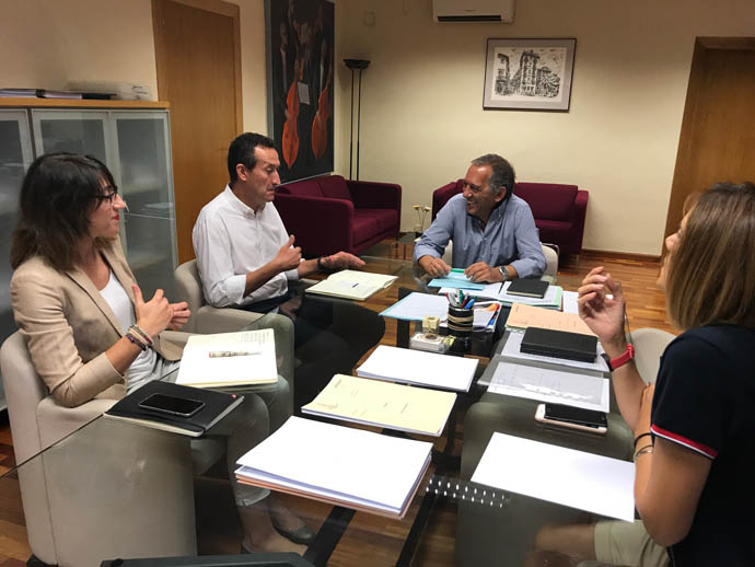 Reunión del alcalde Carlos González, con Patricia Macià y el responsable autonómico de Educación.
