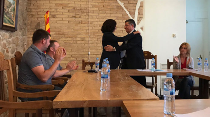 Momento en el que Francisco García deja paso a la nueva alcaldesa, Maria Alba.