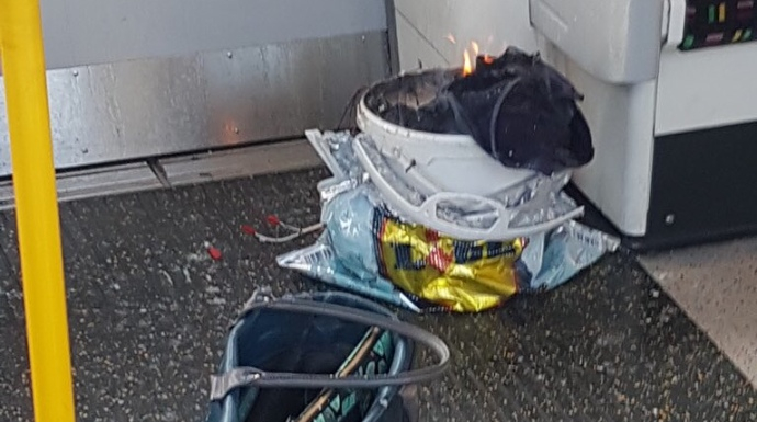 Uno de los vagones del metro afectados por la explosión (Twitter Andy Webb).