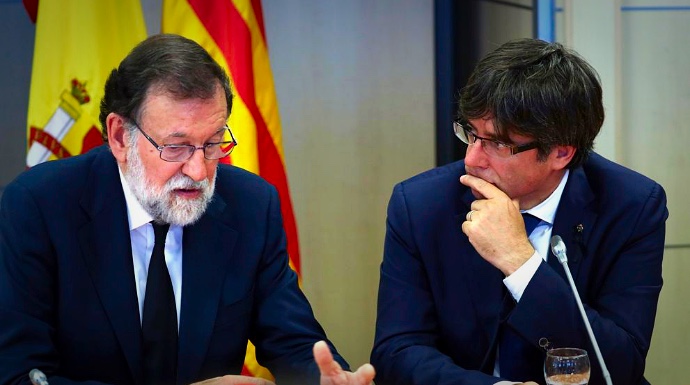 Imagen de archivo del encuentro entre Mariano Rajoy y Carles Puigdemont.