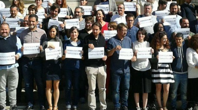 Iglesias y sus diputados en la escalinata del Congreso protestando contra las detenciones en Cataluña.
