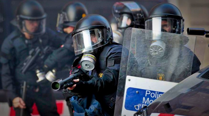 Imagen de una actuación policial de los Mossos con el rostro descubierto.