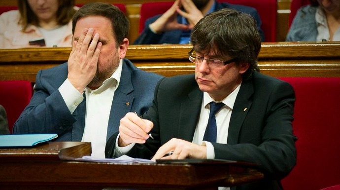 Junqueras y Puigdemont, durante una sesión en El Parlament.