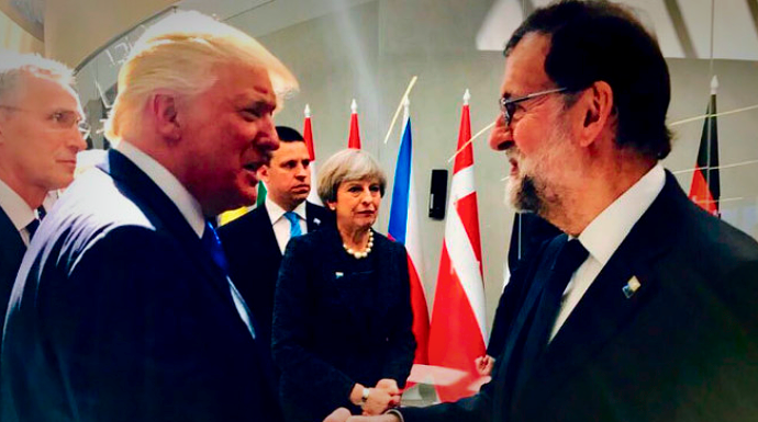 Donald Trump y Mariano Rajoy durante un breve saludo en Bruselas.