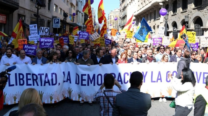 Una de las marchas convocadas en Cataluña en favor de la democracia y la convivencia y contra el procés.