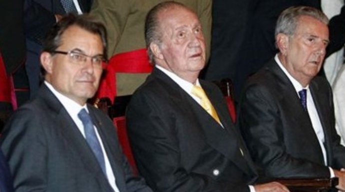 El Rey Juan Carlos, entre Artur Mas y el Conde de Godó.