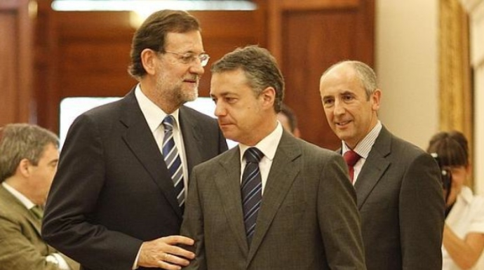 Rajoy y Urkullu, ante la atenta mirada de peneuvista Urkullu.