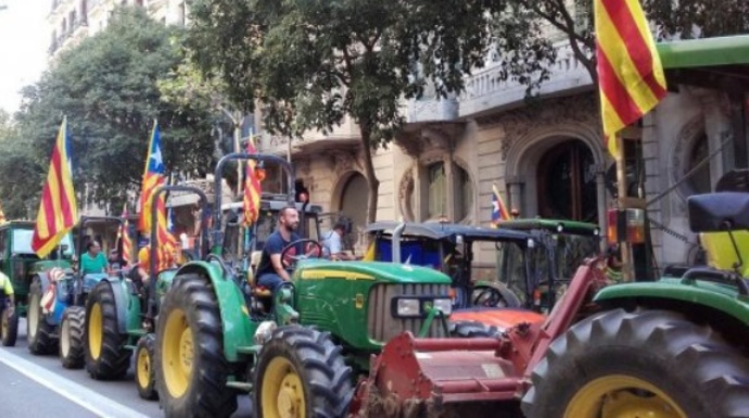 La columna de tractores en favor del 1-O en las calles de Barcelona.