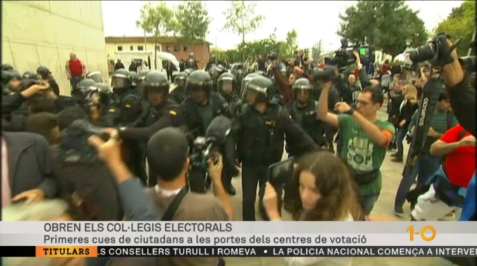 La Guardia Civil toma el control del colegio electoral de Puigdemont.