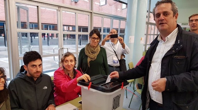 El consejero del Interior catalán votando.