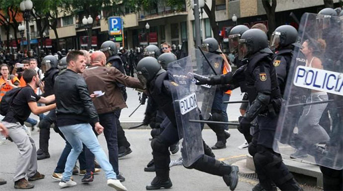 Uno de los múltiples enfrentamientos entre la Policía y los independentistas.