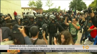 Primeros incidentes: la Guardia Civil irrumpe en el colegio electoral de Puigdemont