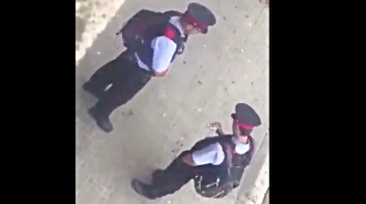 Vídeo de la Guardia Civil denuncia y ridiculiza a los Mossos: comen un bocadillo y no actúan