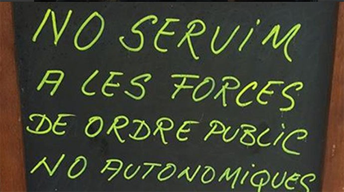 Cartel en un bar de Calella avisando a policías y guardias civiles de que no son bienvenidos.
