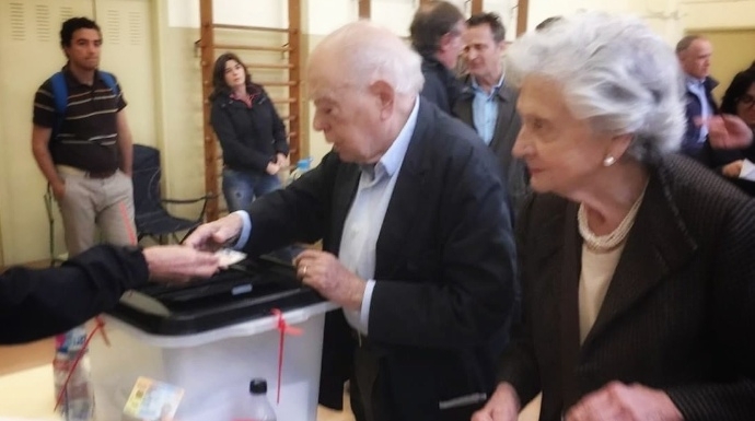La foto de Jordi Pujol y su mujer votando alegremente le estalla a Puigdemont