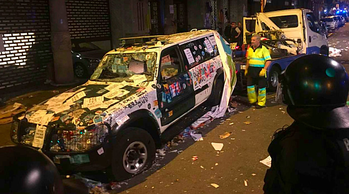 Un coche de la Guardia Civil, destrozado en Barcelona a finales de septiembre