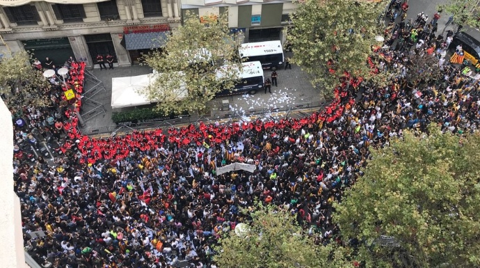 La sede del PP en Barcelona, asediada por los radicales independentistas.
