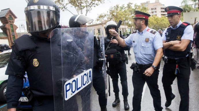 Dos mossos tratan de entorpecer el trabajo de los antidisturbios de la Policía el 1-O.