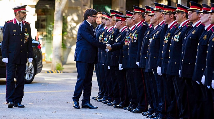 Imagen de Carles Puigdemont saludando a mandos de los Mossos.