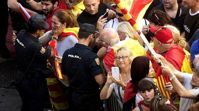 Ciudadanos homenajean a los agentes de la Policía Nacional, este domingo en la manifestación de Societat Civil Catalana.